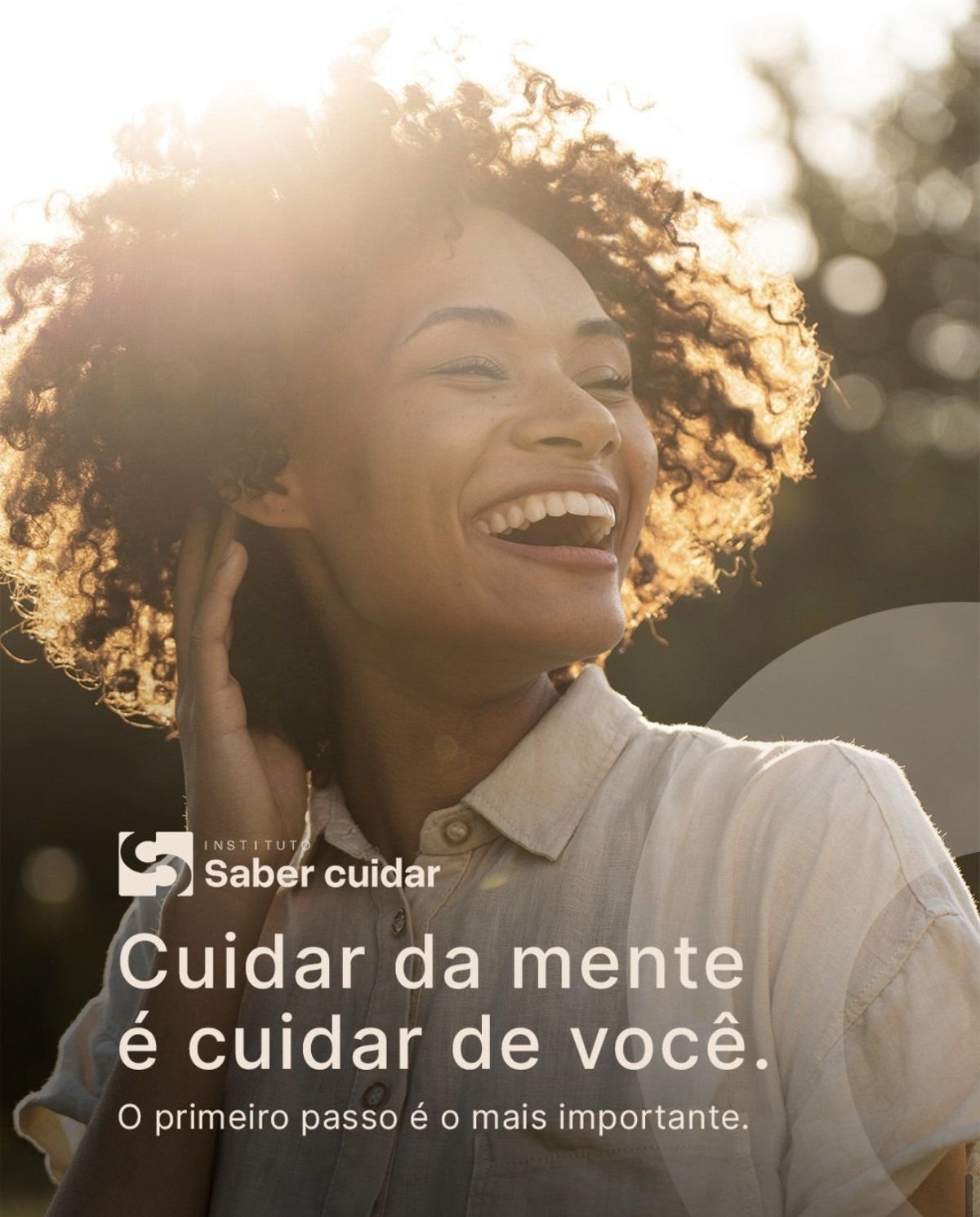 Mulher sorrindo ao sol com a frase: Cuidar da mente é cuidar de você. O primeiro passo é o mais importante.